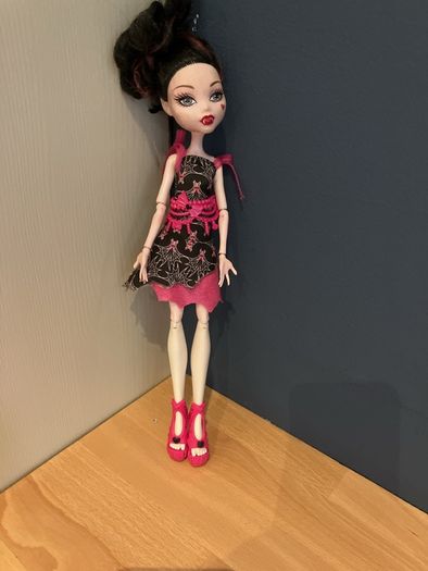 4 monster high dolls