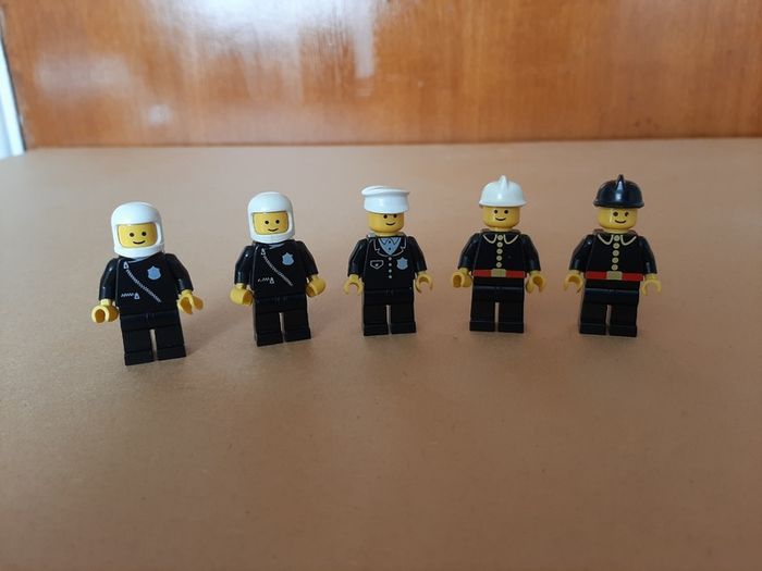 LEGO Town 5 Vintage Police and Firefighter Minifigures from 1980s. Used in good condition.