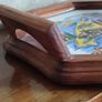 Decorative wooden tray with a ceramic base depicting a map of Mallorca. Image 4
