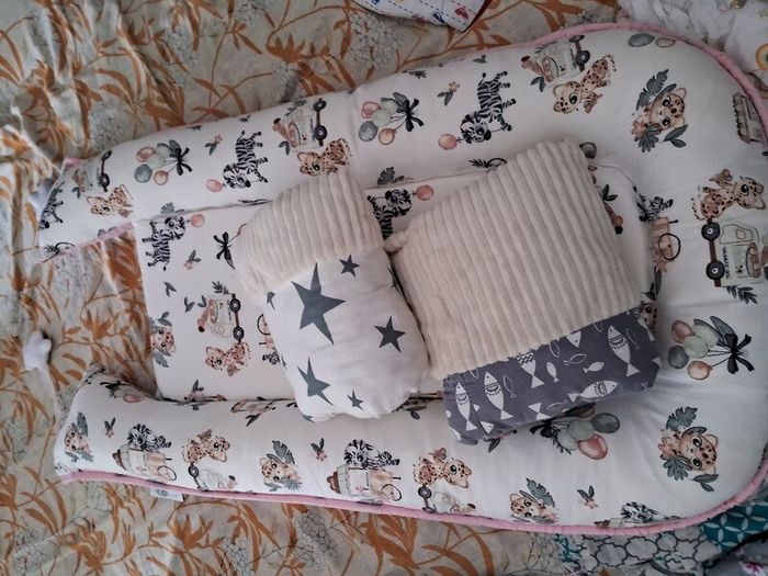 baby nest and hand support