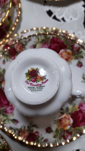 Royal Albert "Country Roses " trio