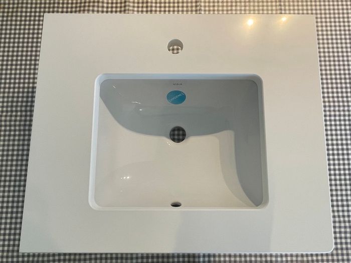 Vanity quartz top and undermount sink