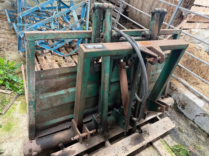 Major Sila-Shuv push off silage buckrake