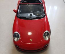 Porsche 911 Carrera S Cabriolet 1:24 Die-Cast - Opening Doors & Engine - Red Convertible