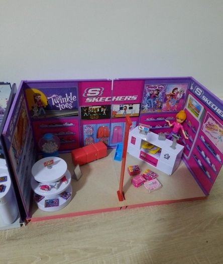Mi world girls playing shops