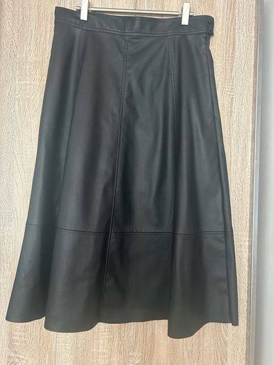 Leather skirt. New. Size M