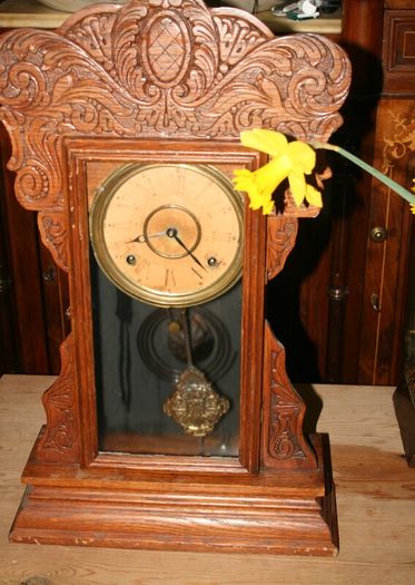 Antique Mantel Clock made by Waterbury AMERICAN GINGERBREAD CLOCK Carved Oak Case 59 x 35cm works well