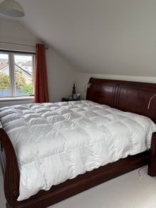 Sleigh bed