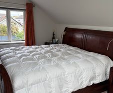 Sleigh bed