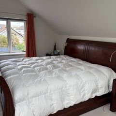 Sleigh bed