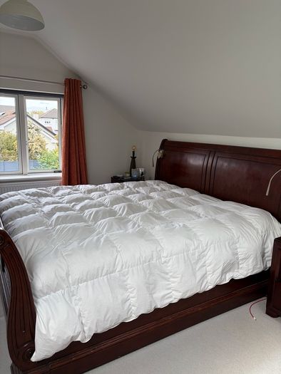 Sleigh bed