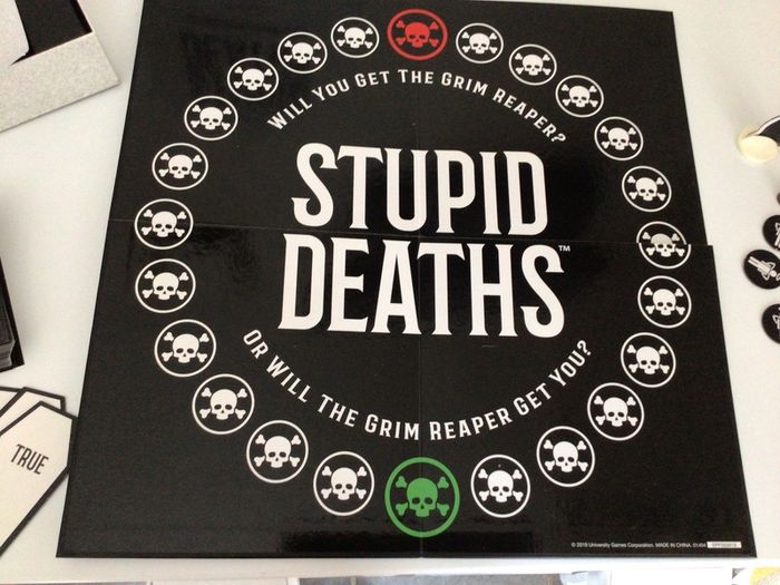 Stupid Deaths Board Game complete