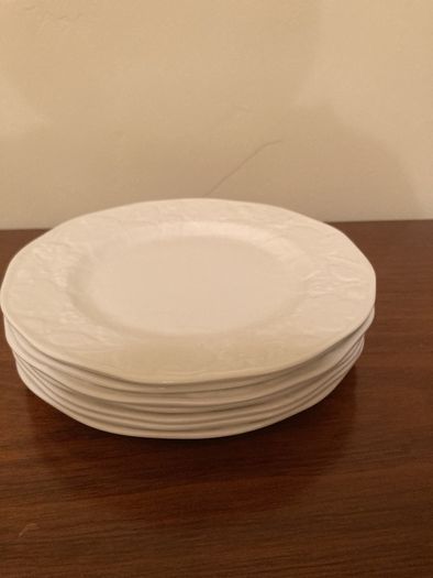 7 Wedgewood "Strawberry & Vine" White Bone China 22cm Lunch/Salad/Breakfast Plates 22cm.
