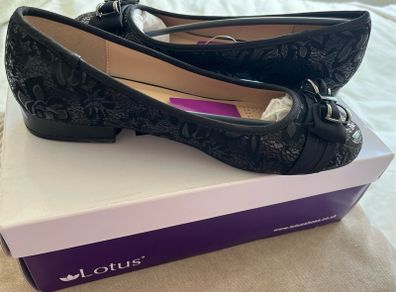 womens shoes size 6 (new)