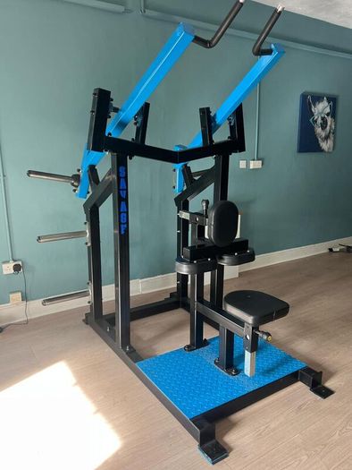 Lat Pull-Down Machine (for plates)   -- D: 180cm x W: 95 cm--