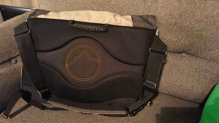 Lowepro Laptop Messenger Bag  Fits up to 20inch Laptop