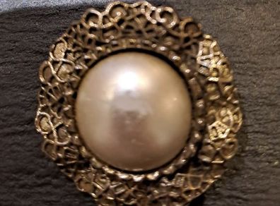 Pearl like brooch