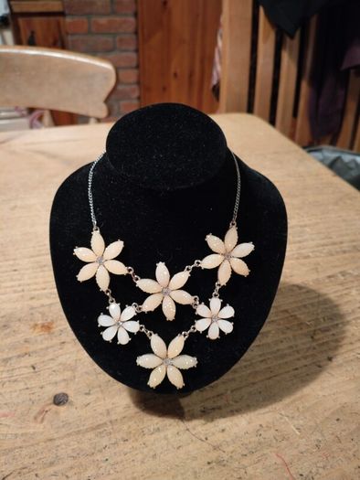 vintage floral piece necklace featuring white, petal-like elements. arranged in a daisy like pattern. Like new