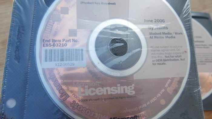 Windows XP Professional with Service Pack 2 (CD - with product key)
