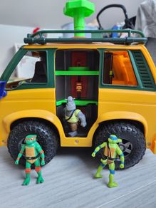 Teenage Mutant Ninja Turtles Van & Figures