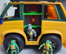 Teenage Mutant Ninja Turtles Van & Figures