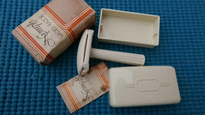 Vintage 1950 NYMPH Ladies Travel Razor  Bakelite + Original Case and box