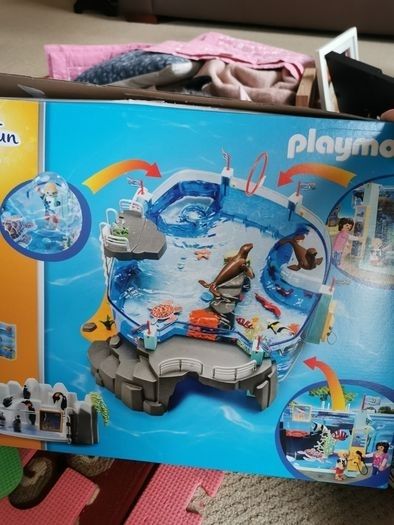 Playmobil 70537 Family Fun Day at the Aquarium & Penguin Enclosure Set