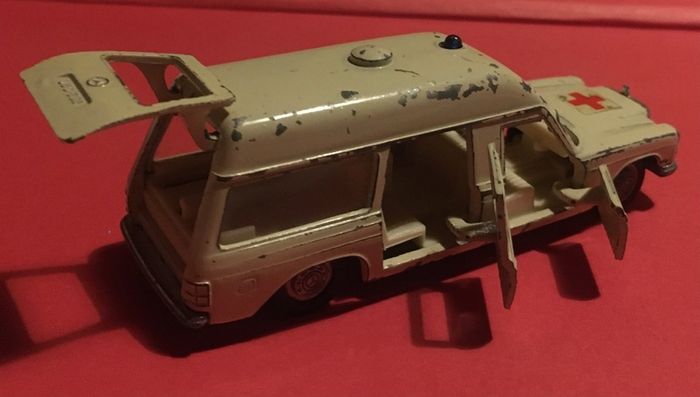 Siku 1/55 scale Mercedes Binz ambulance