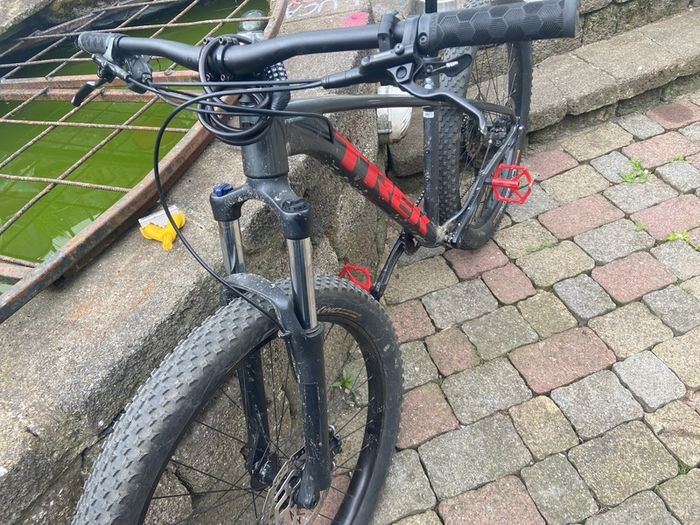 Trek roscoe 6 medium frame .everything is in good condition -dropper post -brakes- and pedals are all fine