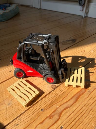 Bruder Linde H30D Forklift with Trailer Coupling and 2 Pallets scale 1:16