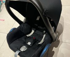 Maxi Cosi baby seat and isofix base