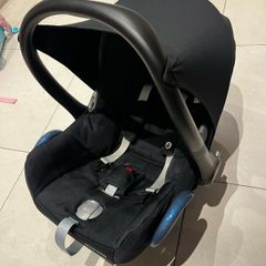 Maxi Cosi baby seat and isofix base