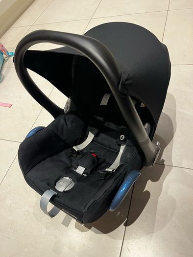 Maxi Cosi baby seat and isofix base