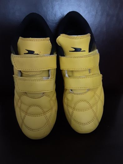 Football Boots/Junior Yellow Football Boots .. Size: 12 UK/FINAL Price Drop
