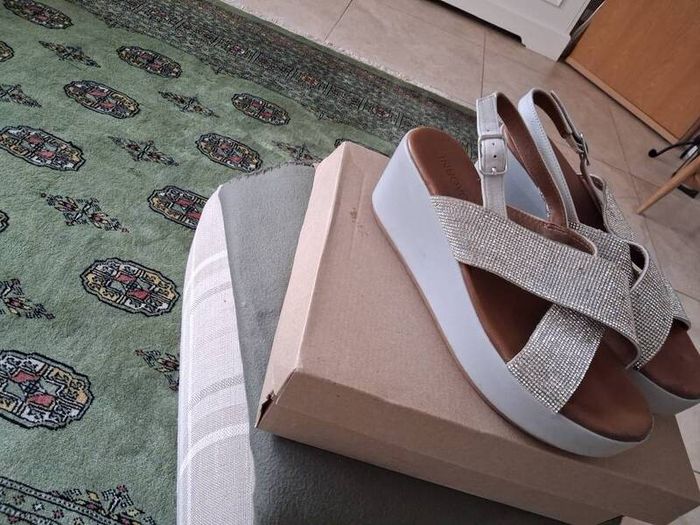Beautiful Inuovo Silver Sparkly Sandals in Size 40 UK7