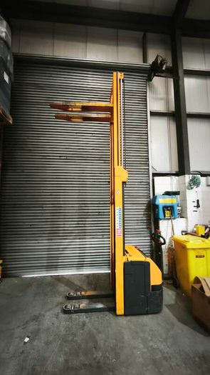 Jungheinrich EJC 220 electric pedestrian stacker