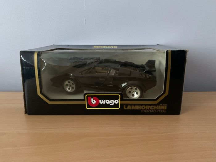 Lamborghini Countach 1988 1/18 Burago Model Car