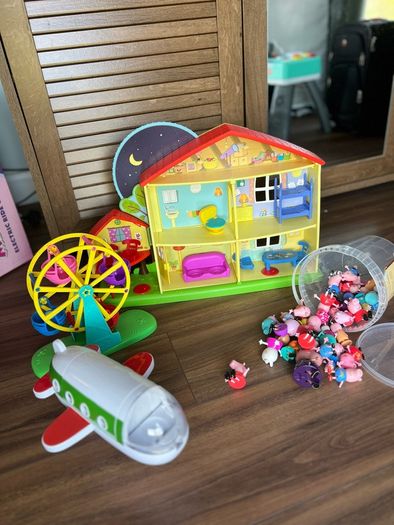 peppa house, figures, airplane, and Ferris wheel.