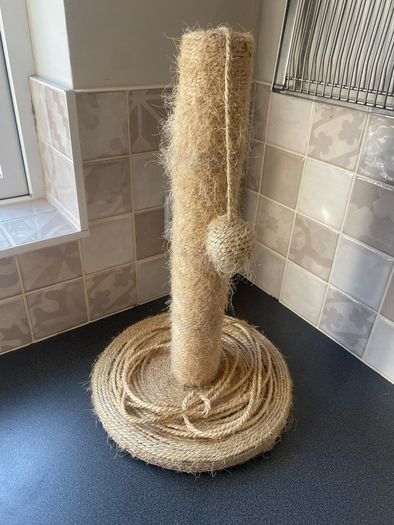FREE Cat scratching post