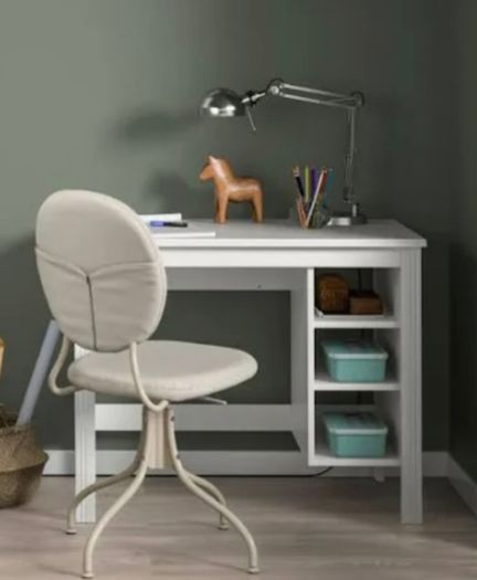White desk with shelves