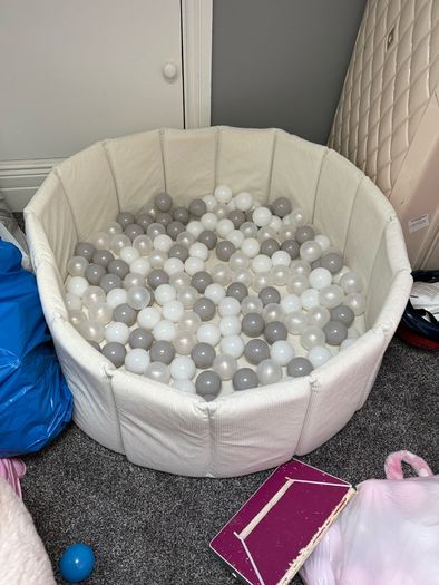 kids play pin / chairs