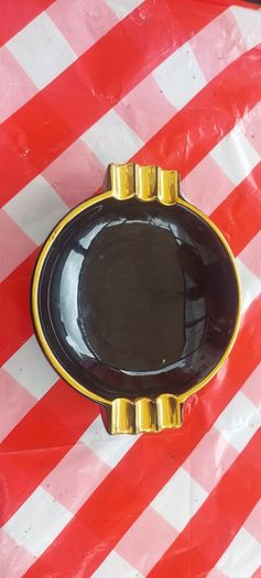 Vintage Guinness arklow ashtray ,collectors item,,hard to come by ,with smoking bans and arklow  gone out of business,,sold as seen ,see pictures for condition,