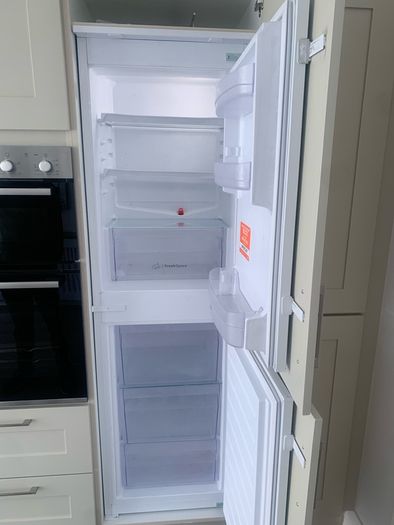 Indesit Integrated fridge freezer
