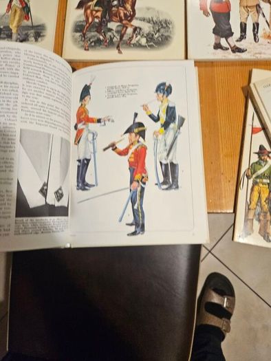 Osprey Men-at-arms Series, Published In 1974 X 15 Fabolous Military Books Plus 2 X Military  Modeling Annuals 1 &3. Plus 3 Other Military Books. All In Good Condition.  See Photos For Same.