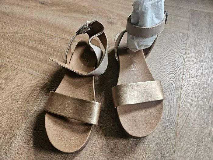 wedge sandals size 4
