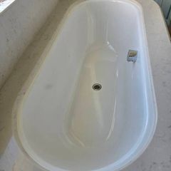 Luxury White Bath with Marble Stone Surround  Excellent Condition