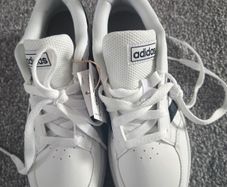 NEW.Kids Adidas shoes.UK4