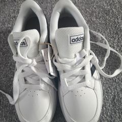 NEW.Kids Adidas shoes.UK4