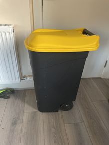 wheelie bin with pedal