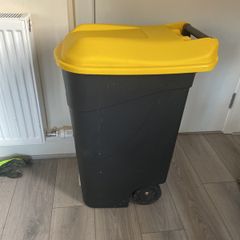 wheelie bin with pedal